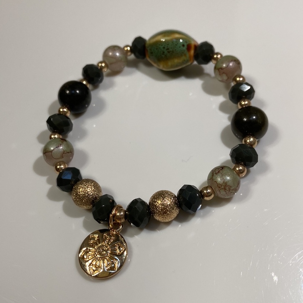 NWOT beaded summer bracelet with seashell and gold floral pendant. One size.